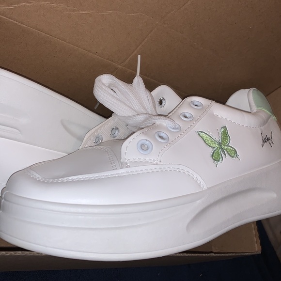 butterfly embroidery sneakers !! - Picture 2 of 5